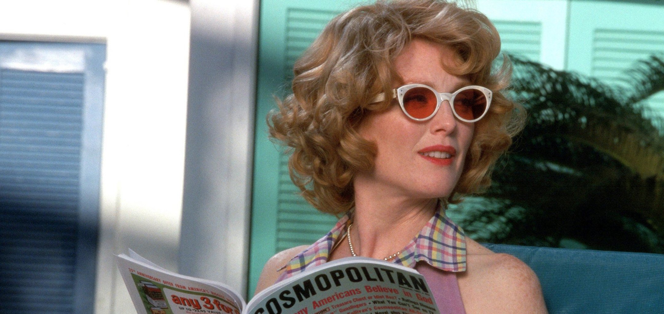 Julianne Moore reading a magazine in Far From Heaven (2002)