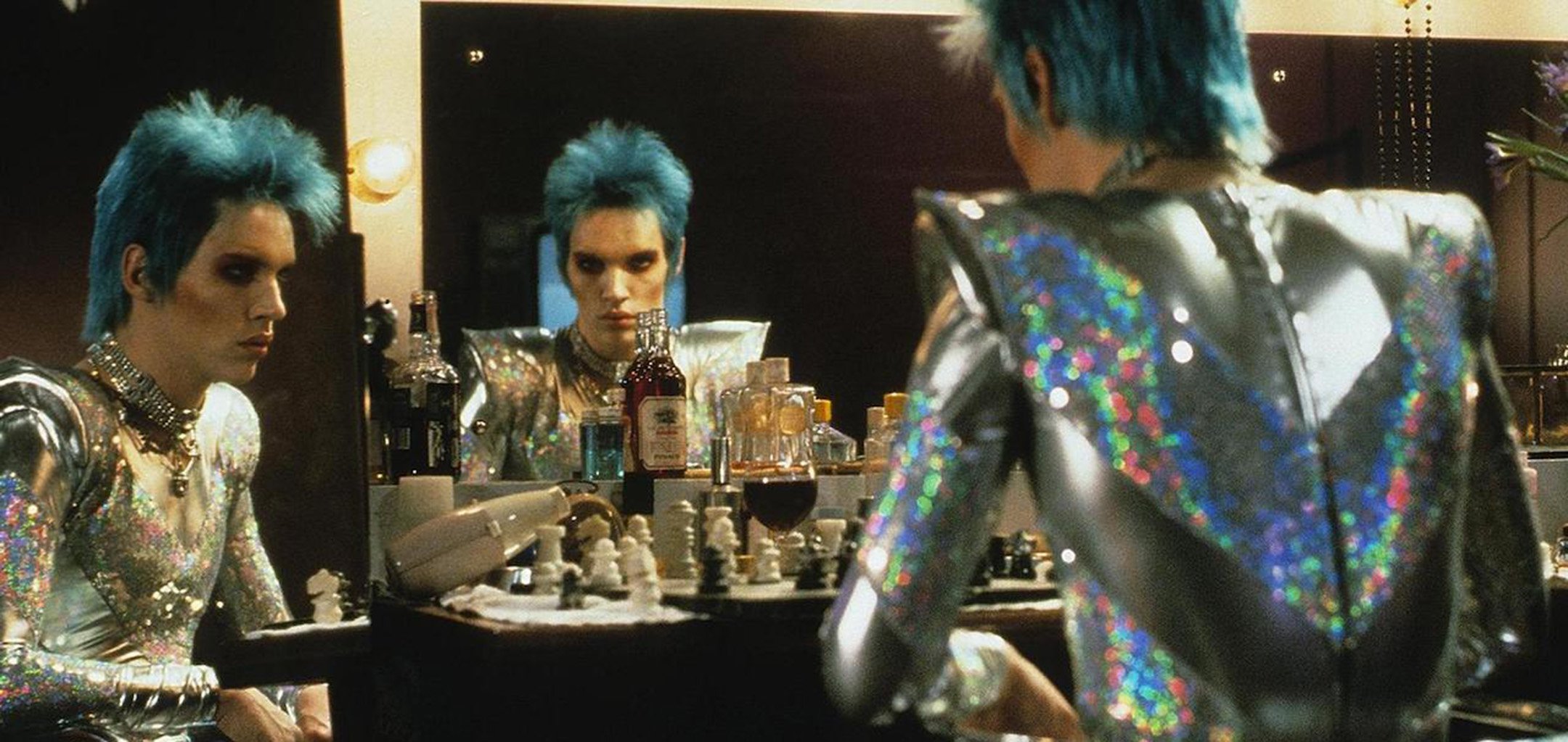 Dressing room mirrors - Jonathan Rhys Meyers in Velvet Goldmine (1998)