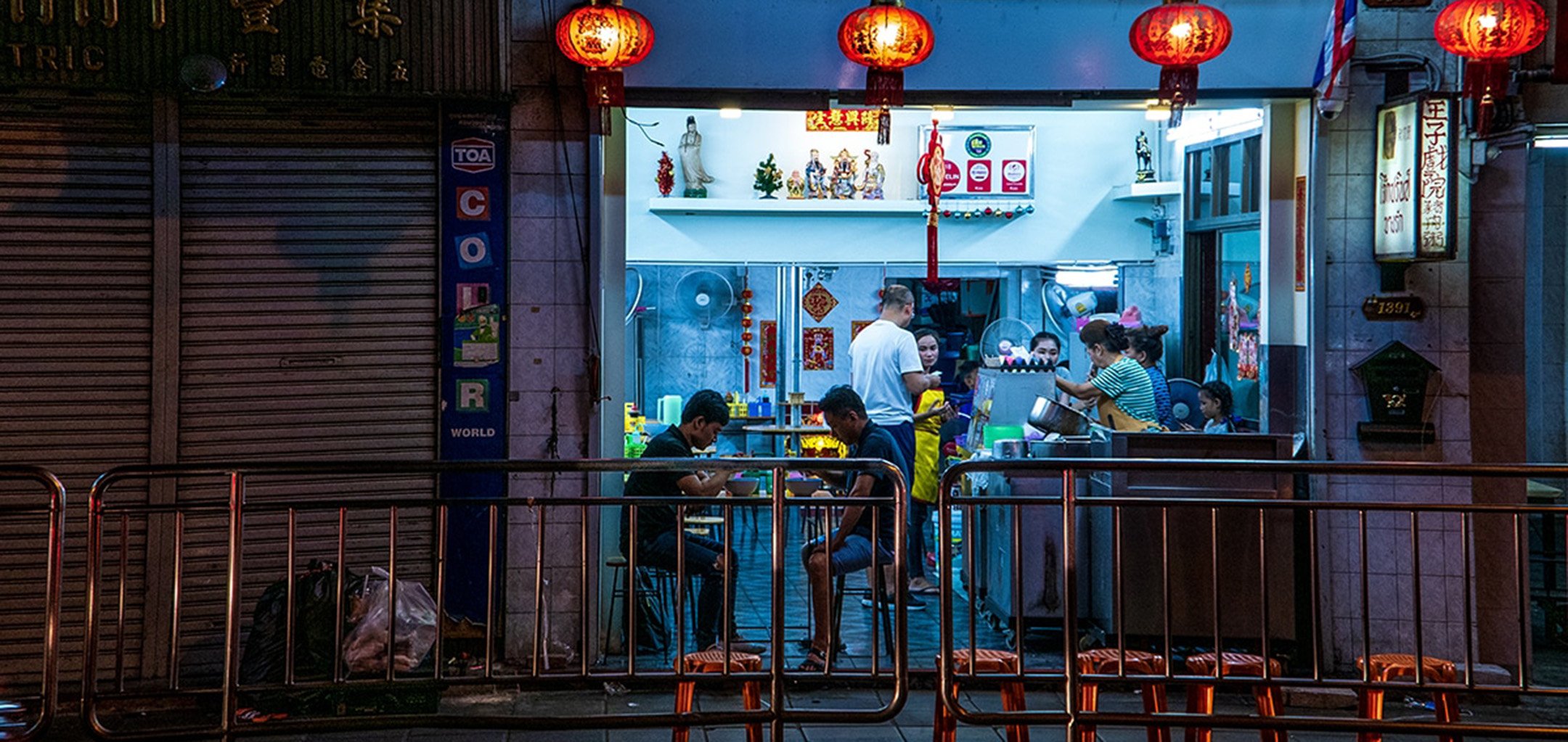 Restaurant scene in Days (2020)